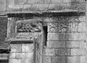 Relief mit säugender Löwin