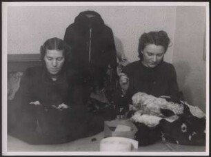 Frauen beim Nähen