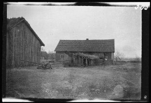 Wirballen (=Virbalis, Litauen): landwirtschaftliche Gebäude und windschiefer Schuppen