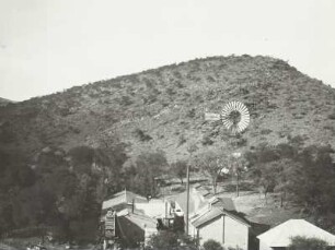 Siedlung bei Keetmanshoop : Namibia (ehem. Südwestafrika), Siedlung bei Keetmanshoop mit Wasserpumpe angetrieben von einem Windrad, vor 1945