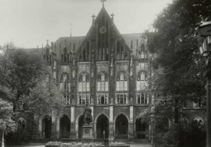 Dresden, Kreuzschule : Dresden. Kreuzschule. Haupteingangsfront mit Körnerdenkmal