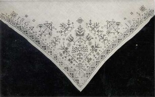 Tuch aus Trebendorf : Bildende Volkskunst - Flachsfaser. Ort: Trjebin / Trebendorf. Tuch der Festtracht aus Trebendorf mit schwarzer Stickerei auf weißem Leinenstoff, aus dem Jahre 1864