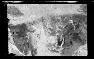 Übungsgelände II bei Mouzon (Dep. Ardennes, Frankreich): 3 Soldaten in einer Grube bei einem "Minenwerfer" (Blick vom Grubenrand)