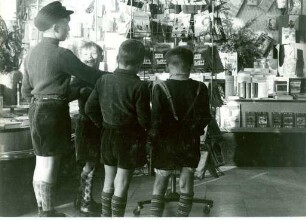 Kinder vor den Buchauslagen, Kaufhof, Düsseldorf