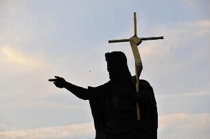 Heiligenfigur : Blick auf einen Stein-Heiligen auf der Prager Karlsbrücke im abendlichen Gegenlicht