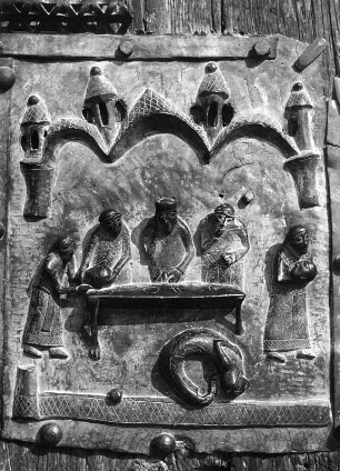 Bildfeld mit vier Personen, zwei abgetrennte Köpfe haltend : Bildfeld mit vier Personen, zwei abgetrennte Köpfe haltend. Bronze (vor 1138). Verona, Kirche San Zeno Maggiore, Westfassade, Portal, Tür