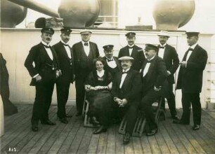 Gruppenbildnis mit einer Dame an Deck des Passagierdampfers Victoria Luise : Bordaufnahmen. Gruppenbildnis mit einer Dame an Deck des Passagierdampfers Victoria Luise