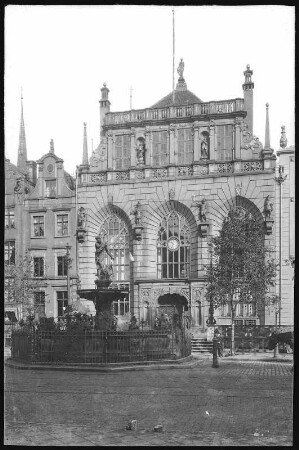Danzig. Artushof (Börse) mit Neptunbrunnen : Danzig. Artushof, ab 1742 Börse (1481, 1552, 1616/1617; Abraham van den Blocke) mit Neptunbrunnen (1615, 1633; Peter Husen, Johann Rogge; Brunnenarchitektur Abraham van den Blocke; Gitterwerk 1634)