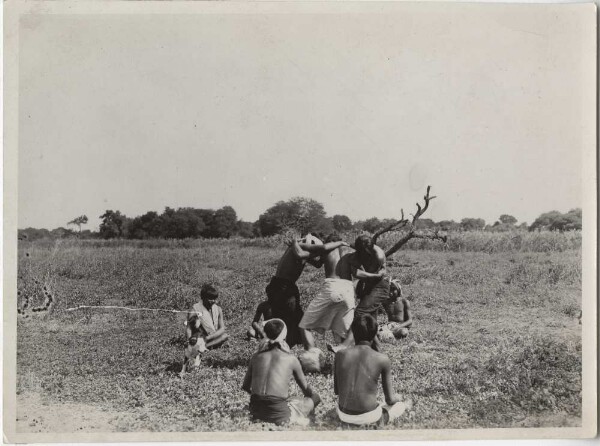 Jeu de combat des hommes Chulupi