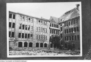 Dresden, Cotta, 34. Bezirksschule, sogenannte Rübezahlschule (ab 1959 34. POS Dresden): Schulgebäude: kriegszerstört, als Ruine und nach dem Wiederaufbau 1950. Im Gebäude wurde die erste Frauendienststelle eingerichtet, April 1950