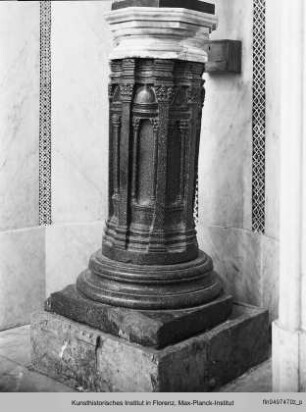 Porphyrsockel des ehemaligen Taufbeckens