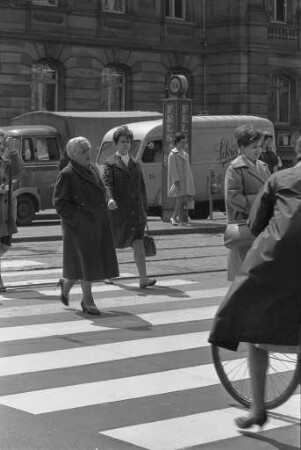 Alte Menschen im Straßenverkehr.