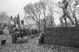 Gedenkstunde am Volkstrauertag für die Gefallenen der beiden Weltkriege auf dem Karlsruher Hauptfriedhof