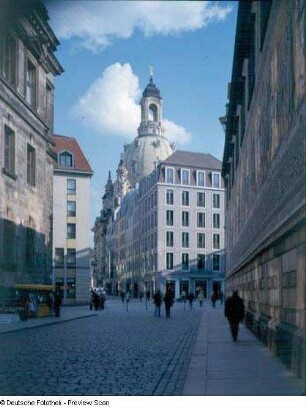 Frauenkirche : Blick in die Töpferstraße gegen die Gebäude des sog. "Quartiers I", dahinter die Kuppel der Frauenkirche