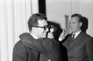 Donaueschingen: Donaueschinger Musiktage; Luciano Berio (Italien) wird umarmt