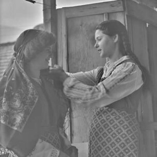 Veranda eines Wohnhauses in Bansko. Frauen beim Tracht anlegen