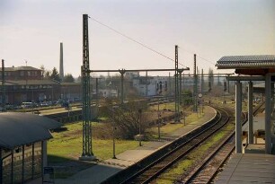 Bahnhof: Bahnsteige mit Oberleitungsmasten