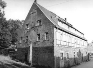 Breitenbrunn, Schachtstraße 160 (Hammerweg 13). Wohnhaus (ehem. Gebäude des Hammerwerkes). Giebel- und Straßenansicht