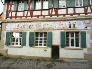 Stadtkirche-Katherinenkapelle (1421)-Ansicht über Traufseite Süd mit Fachwerk-Oberschoß und Bilderzyklus Totentanz (Farbig gemalt) in Übersicht