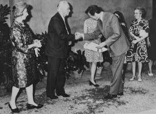 Feier zum 70. Geburtstag von Ulrich Mitteldorf: Gloria und Ulrich Middeldorf begrüßen Herbert Keutner, rechts Klara Steinweg