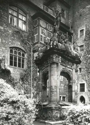 Schminkbrunnen im Schlosshof zu Merseburg : Merseburg, Schloss, Neptunbrunnen im Schlosshof