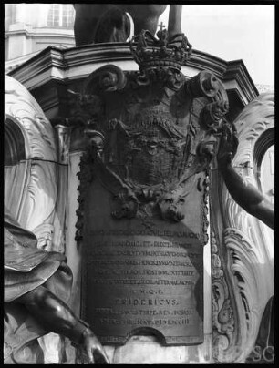 Berlin, Schloss Charlottenburg, Andreas Schlüter, Zuschnittplatte am Sockel des Denkmals des Großen Kurfürsten.