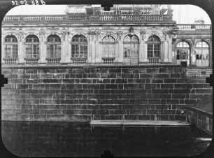 Dresden-Altstadt. Zwinger (1709-1728, M. D. Pöppelmann). Langgalerie. Ansicht über den Zwingergraben