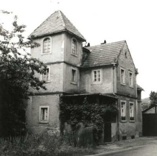 Berggießhübel (Bad Gottleuba-Berggießhübel), Karl-Marx-Straße (Giesenstein) 22. Wohnhaus (ehem. Gasthaus "Zum Löwen", 1822). Straßenansicht von Nordwest