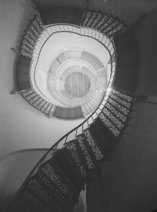 Binz-Granitz. Jagdschloß, freitragende Wendeltreppe mit 154 gußeisernen Stufen im Mittelturm