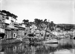 Korfu, Blick auf Hafen mit Schiff und Ort