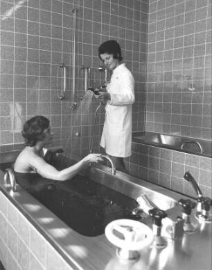 In einer Kureinrichtung. Frau in einer Wanne beim Moorbad