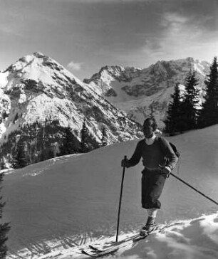 Winterbilder. Skifahrer in einer Gebirgslandschaft