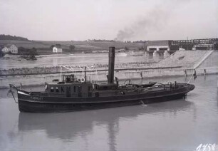 Eisbrecher Kachlet bei Staustufe Kachlet/Donau