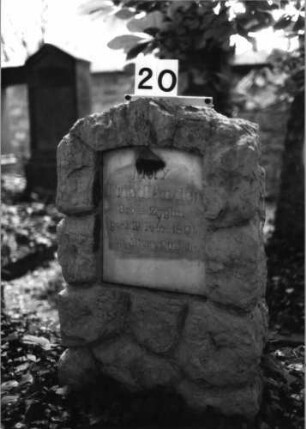 Grabstein 20 (Index: 100081763) Material: Kalkstein, weiße Marmorplatte Zustand: gut Maße HxBxT: 96x50x35 cm Beschreibung: Stele, rustica, Segmentbogenabschluß, Schriftplatte: Grabstein 20