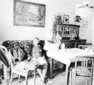 Seniorin in ihrer Wohnung in einer altersgerechten integrativen Neubausiedlung in Cottbus