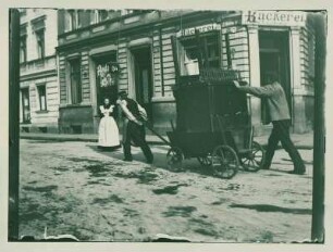Hirtenstraße 8, zwei Männer mit Karren und Caféangestellte