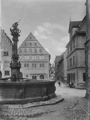 Rothenburg ob der Tauber, St. Georgsbrunnen : Rothenburg ob der Tauber. Markt mit St. Georgsbrunnen