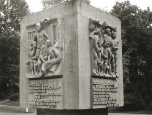 Annaberg-Buchholz. Alter Friedhof. Gedenkstein für die Helden der revolutionären Arbeiterklasse und die Opfer des antifaschistischen Widerstandskampfes. Betonquader mit 4 Reliefs und Spruchtafeln. Eckansicht mit Spruch Ernst Thälmann und Maxim Gorki