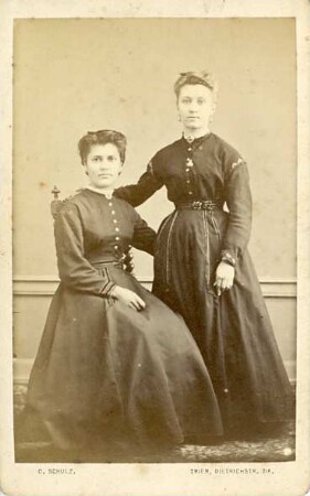 Fotografie von zwei Damen