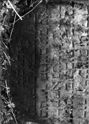 Grabstein 284 (Index: 100108745) Material: Sandstein Zustand: schlecht, stark verwittert (bes. unten), Textverlust Maße HxBxT: 99x78x14 cm: Grabstein 284D