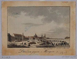 Stadtansicht von Dresden, Blick vom Ausschiffungsplatz am linken Elbfer nach Südwesten auf die Altstadt und die Augustusbrücke im Hintergrund, im Vordergrund Schlittschuhläufer auf der zugefrohrenen Elbe