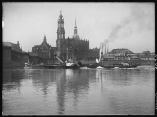 Dresden, Blick vom Neustädter Elbufer nach Süden auf Katholische Hofkirche und Theaterplatz mit dem Raddampfer "Schleswig" beim Passieren der Augustusbrücke : Dresden, Raddampfer Schleswig