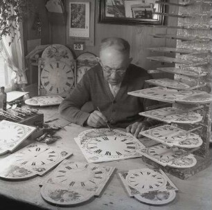 Schwarzwälder Ziffernblattmaler - Dial plate-painter of the Black Forest : Linach. Uhrschildmaler bei der Arbeit