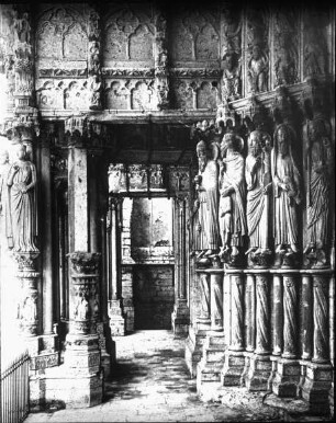 Chartres, Kathedrale Notre-Dame, nach Vorhalle, Mittelportal, l. Gewände