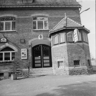 Treuen, Kreis Auerbach. Wohnhaus und Gaststätte "Turnerbund", Friedrich-Engels-Straße 7, (erb. um 1900). Haupteingang und Anbau