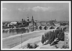 Dresden, Elbe : Blick vom Neustädter Ufer nach Südwesten über die Elbe gegen Brühlsche Terrasse mit Sekundogenitur und Ständehaus sowie Schloss mit Hausmannsturm und Kathedrale