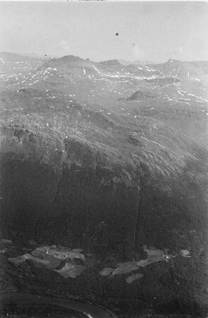 Luftbildaufnahme einer Gebirgslandschaft : Bergspitzen eines Gebirgsmassivs.