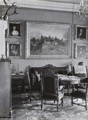 Schloss Hermsdorf, Inneres, Wohnraum mit Sitzgruppe, Porträts und Schlachtenbild