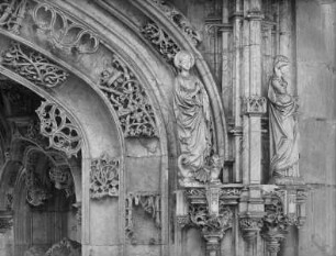 Grabdenkmal der Margarete von Österreich, gestorben 1530 — Obere Zone mit den Statuen der heiligen Margarete und einer weiteren Heiligen am Nordwestpfeiler