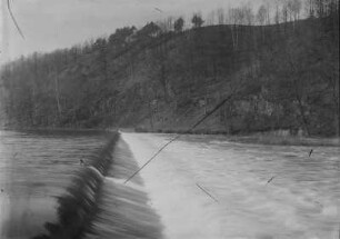 Fluss mit Wehr